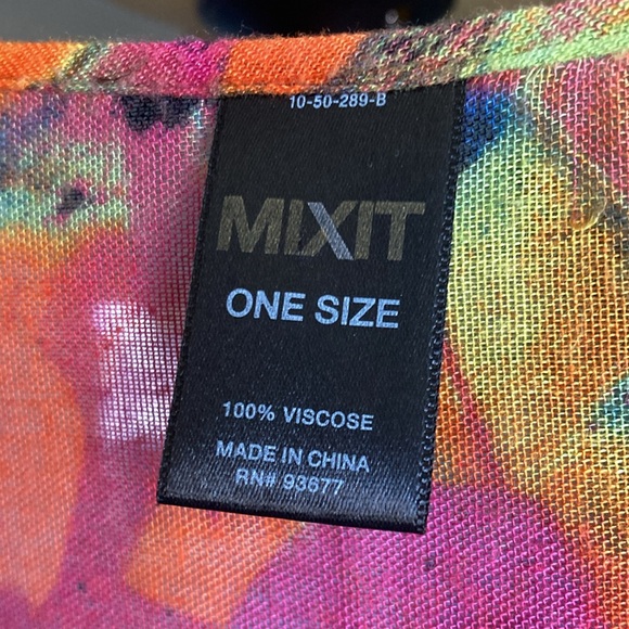 Flowy Bright Summer Shawl - Picture 3 of 4